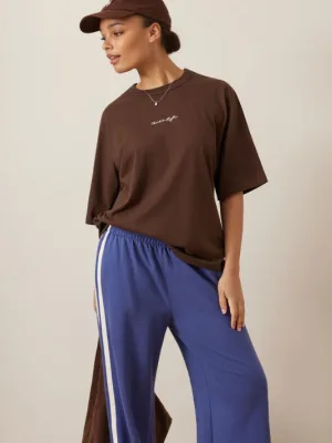 Luna Relaxed Tee Chocolate Ceres Script