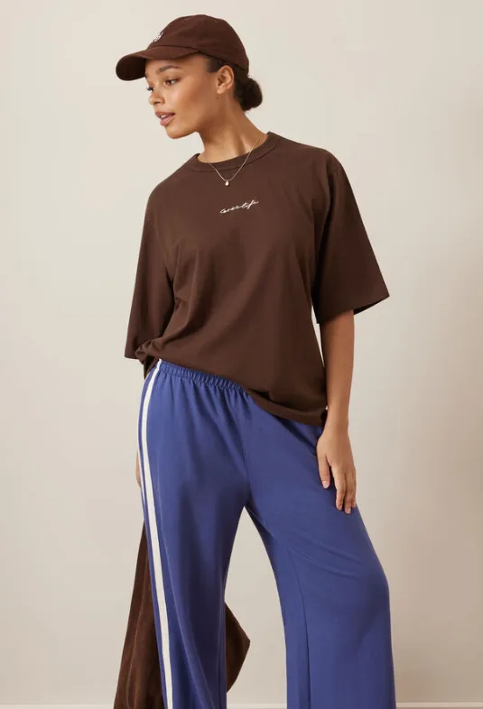 Luna Relaxed Tee Chocolate Ceres Script